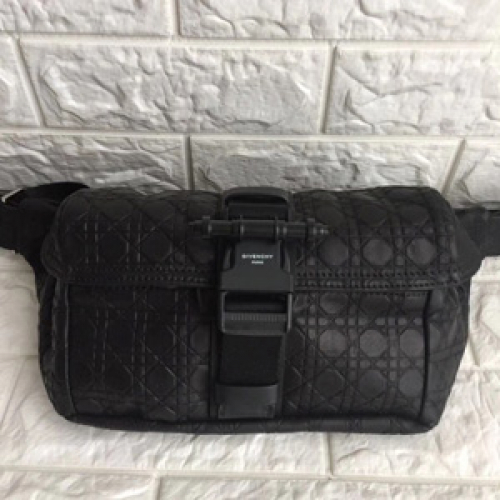 ジバンシィメンズミニショルダーバッグ23V011,