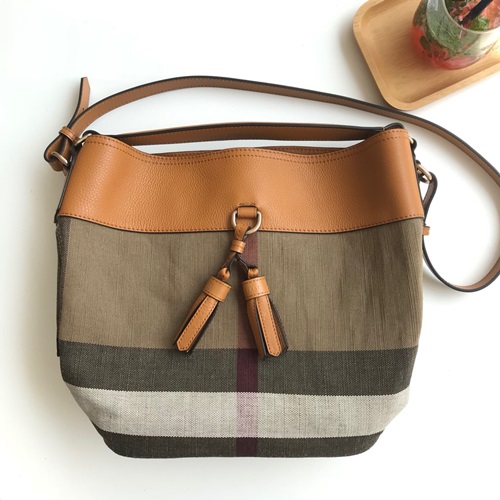 バーバリーアシュビータッセルハボバッグ,B0160,33,ブラウン