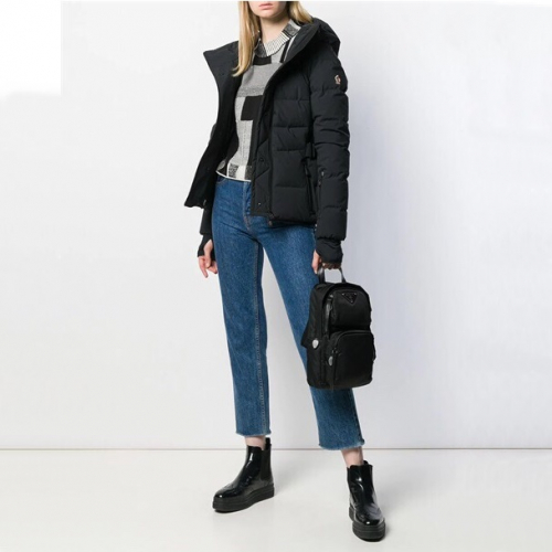 モンクレールレディースパッチモダンダックダウンパディングc010472(ブラック/ホワイト)
