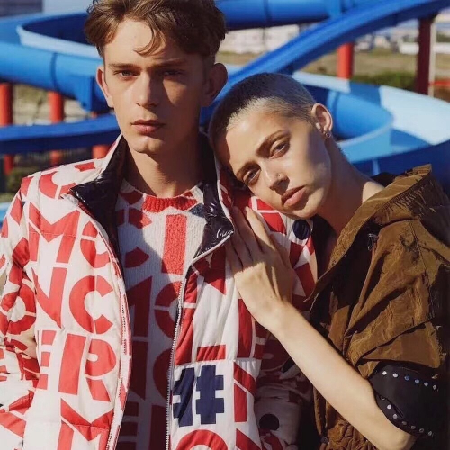 モンクレールメンズパッチモダンダックダウンパディングc012242(ブラック/レッド)