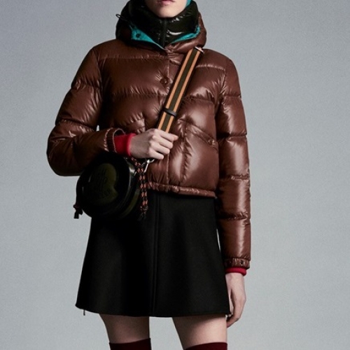 モンクレールレディースパッチモダンダウンショートパディングc02237ブラウン