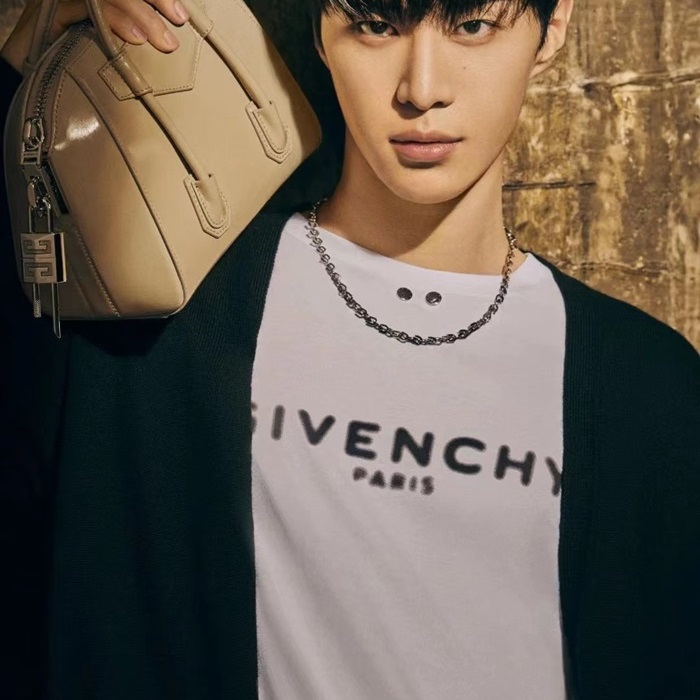 ジバンシィメンズクルーネックホワイト半袖Tシャツv0626