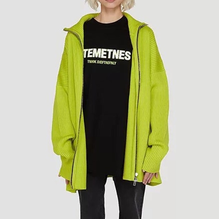 ヴェトモンユニセックストレンディブラック半袖Tシャツt0260