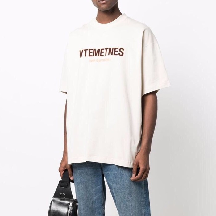 ヴェトモンユニセックストレンディアイボリー半袖Tシャツt0261