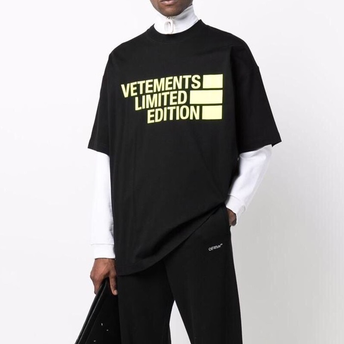 ヴェトモンユニセックストレンディブラック半袖Tシャツt0262