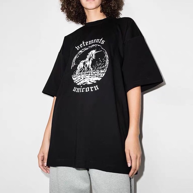 ヴェトモンユニセックストレンディブラック半袖Tシャツt0266