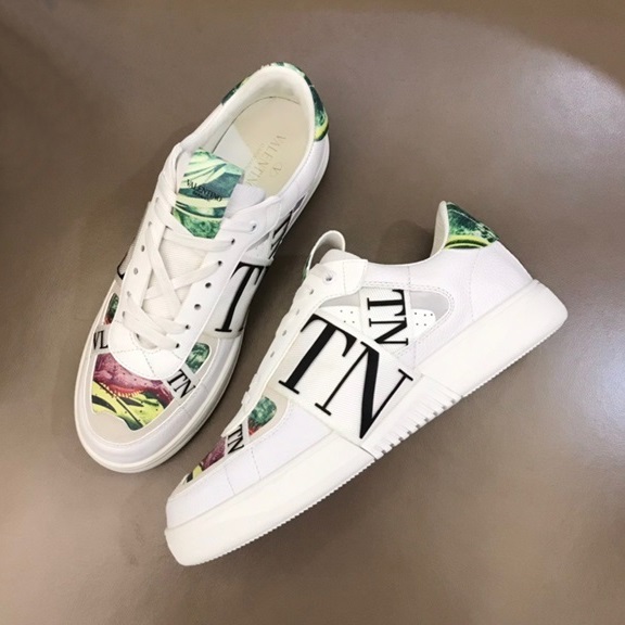 ヴァレンティノユニセックストレンディグリーンスニーカーl02545