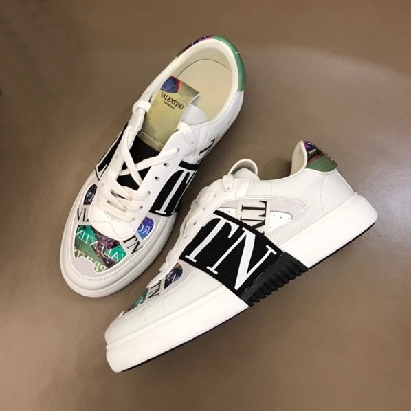 ヴァレンティノユニセックストレンディグリーンスニーカーl02547