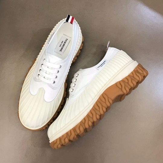 トムブラウンメンズトレンディホワイトスニーカーm01565