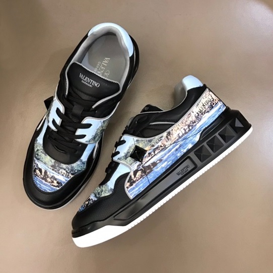 ヴァレンティノユニセックススタッドブラックスニーカーl02553