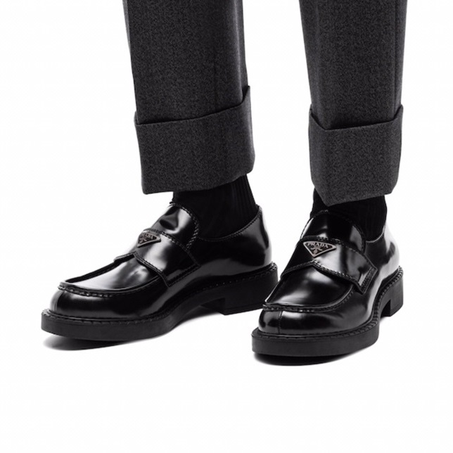 プラダメンズブラックローファーa02683