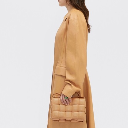 ボッテガヴェネタレディースベージュカセットバッグv0279