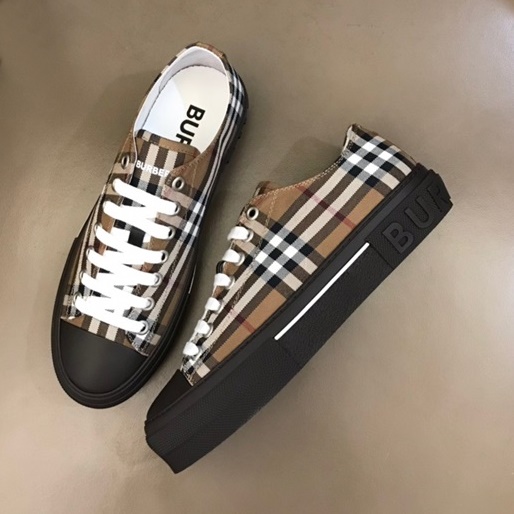 バーバリーメンズヴィンテージキャメルスニーカーr04408