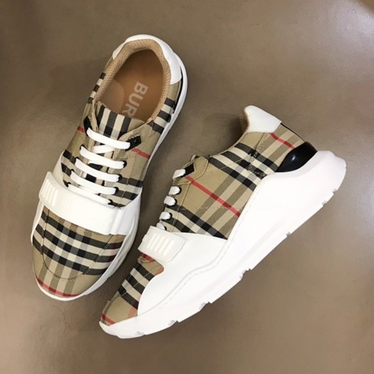 バーバリーメンズキャメルスニーカーr04418