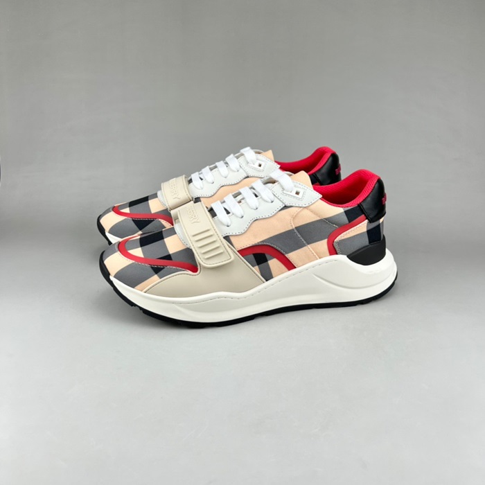 バーバリーメンズトレンディベージュスニーカーr04449