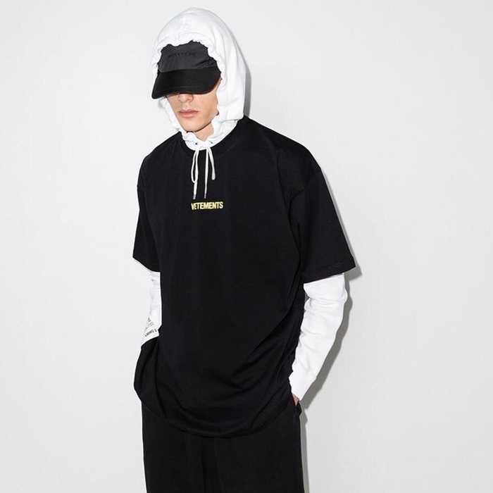 ヴェトモンユニセックストレンディブラック半袖Tシャツt0303