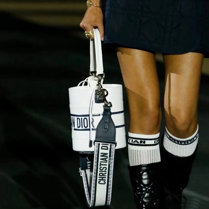 ディオールレディースイニシャルホワイトトートバッグo02107