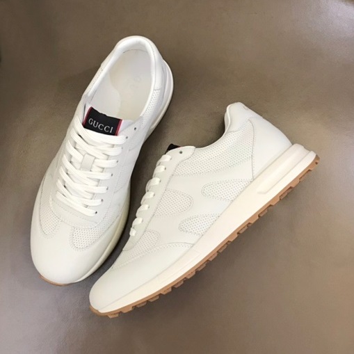 グッチメンズクラシックホワイトスニーカーc05137
