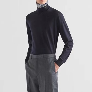 プラダメンズタートルネックブラックニットa02825
