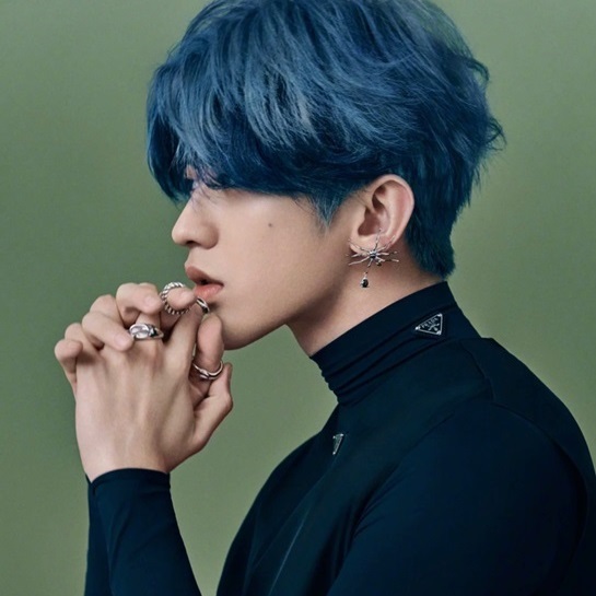 プラダメンズタートルネックブラックスウェットシャツa02877