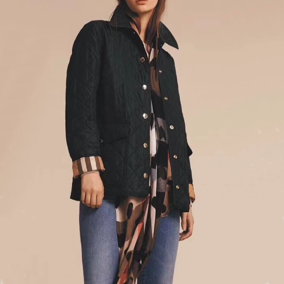 バーバリーレディースブラックダウンジャケットr04564