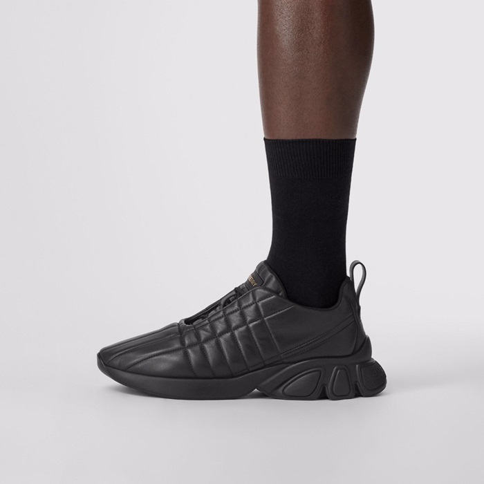 バーバリーメンズトレンディブラックスニーカーr04595