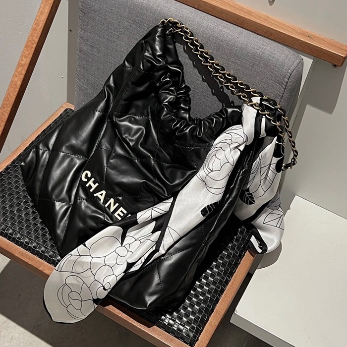 シャネルレディーストレンディブラック22バッグ22h13