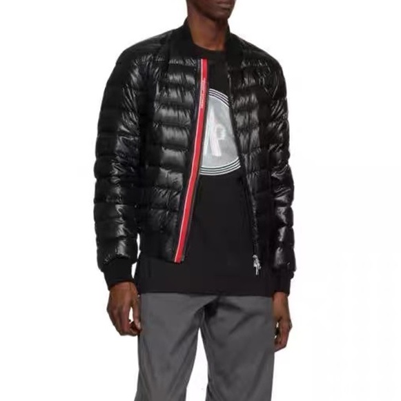 モンクレールメンズブラックダウンジャケットo30