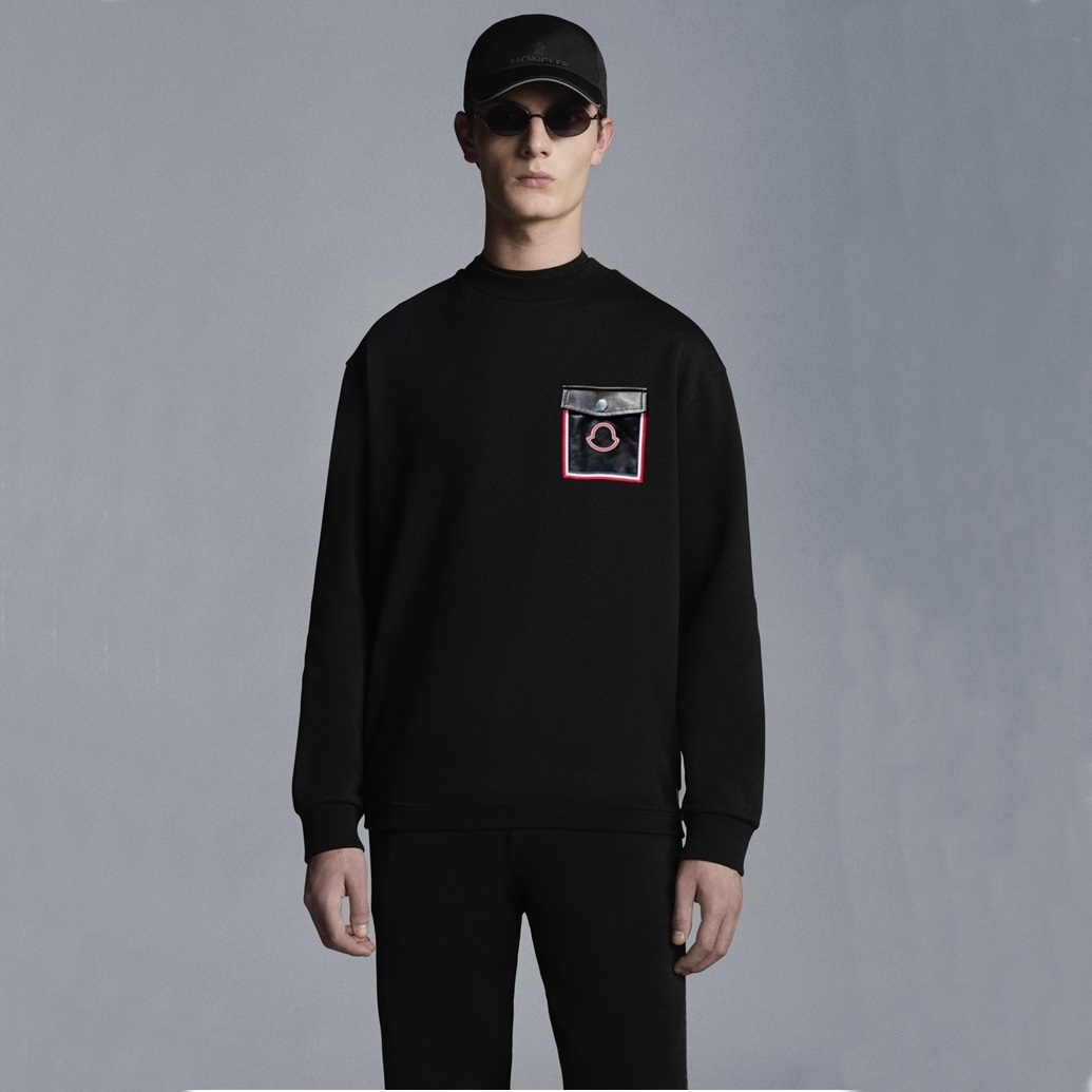 モンクレールメンズブラッククルーネック長袖Tシャツo56