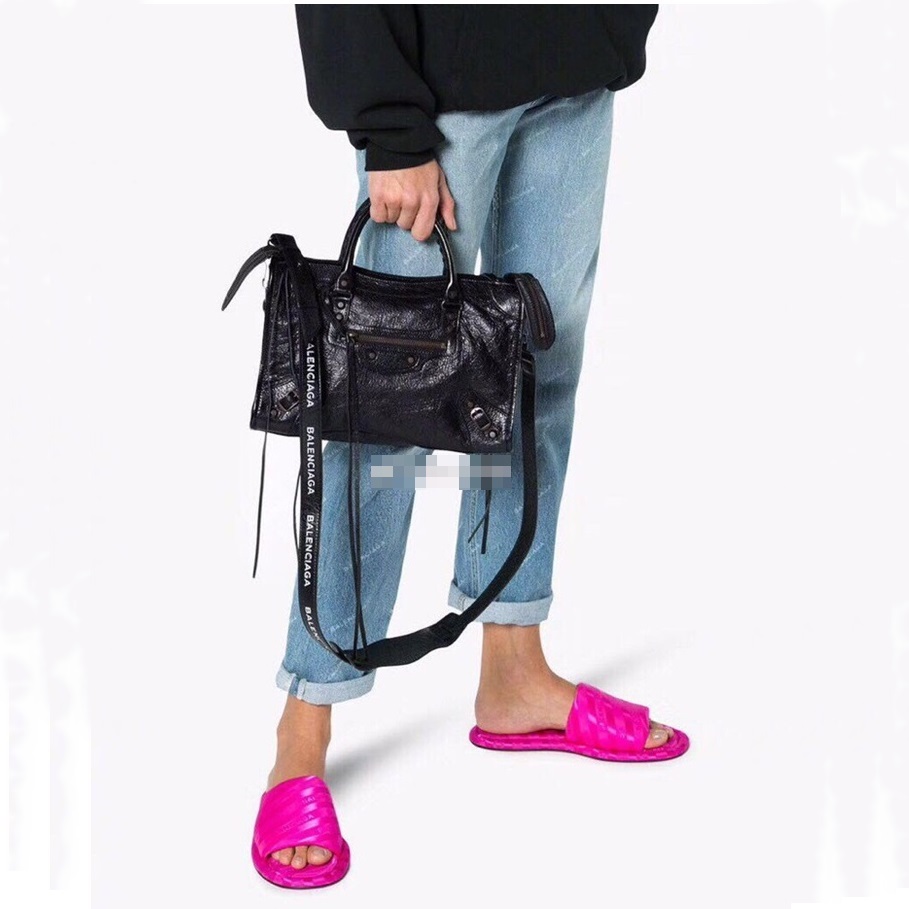 バレンシアガレディースブラッククロスバッグa69