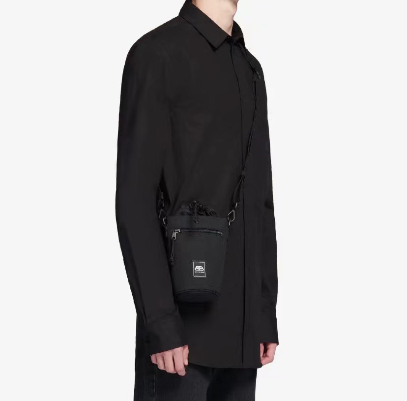 バレンシアガメンズブラックカメラバッグa106