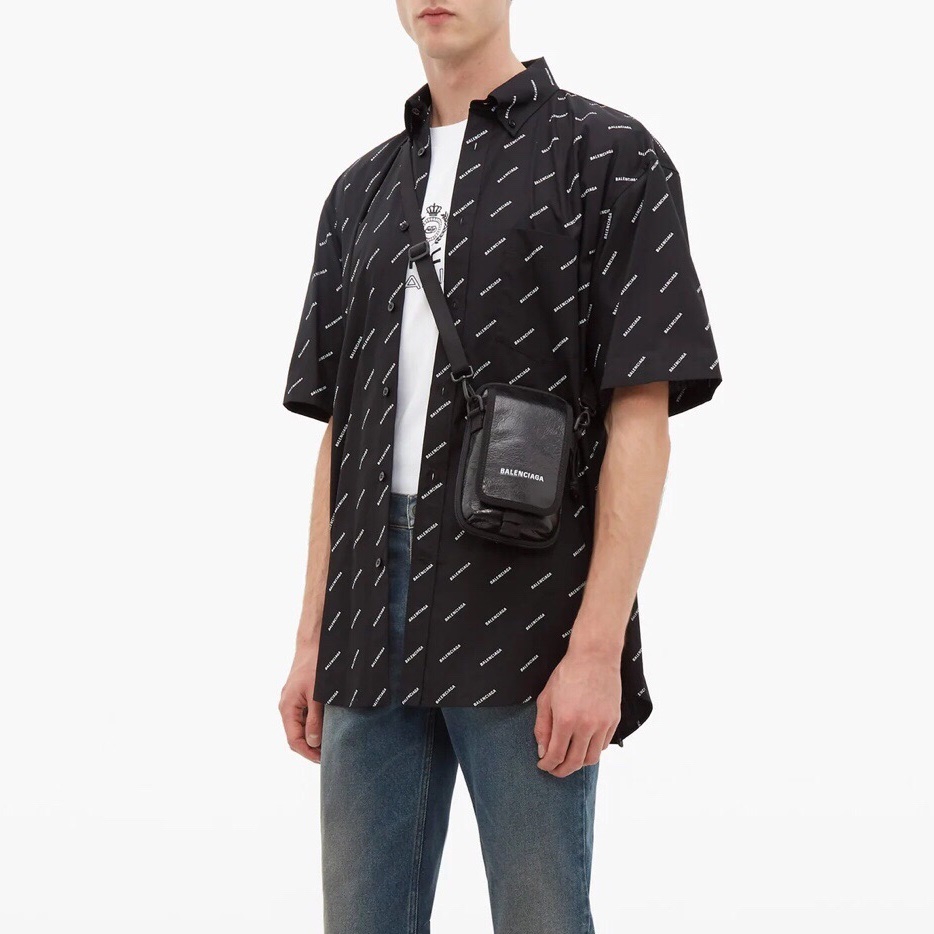 バレンシアガメンズブラックカメラバッグa107