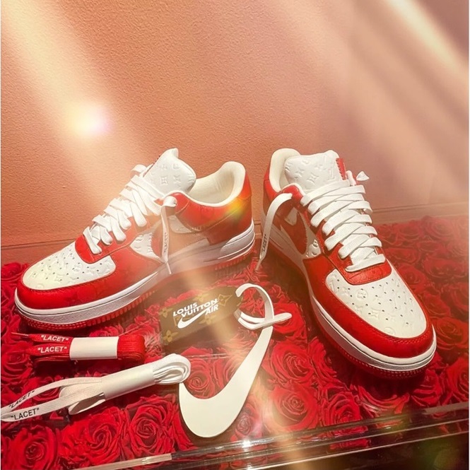 ルイヴィトンメンズレッドスニーカーv390