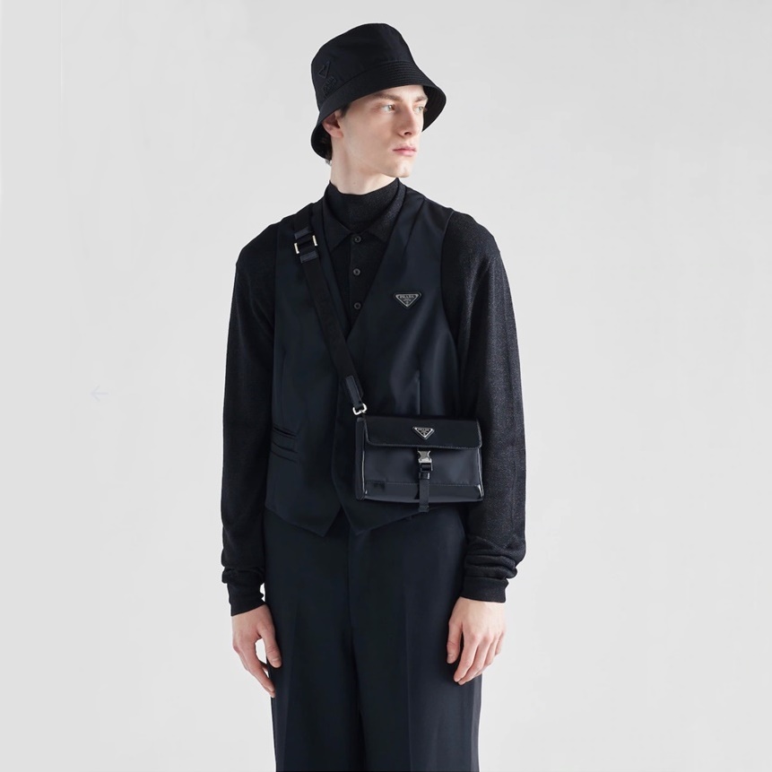 プラダメンズブラックフリップバッグr302