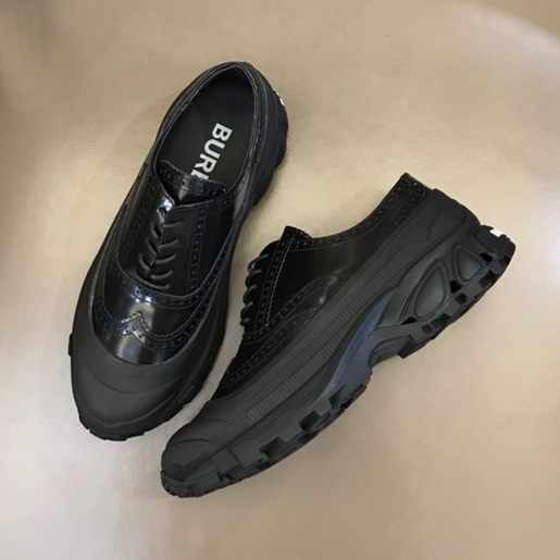 バーバリーメンズブラックスニーカーu95