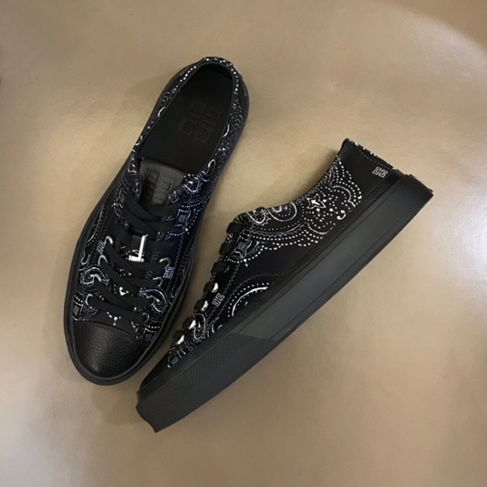 ジバンシィメンズブラックスニーカーi185