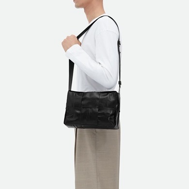 ボッテガヴェネタメンズブラックカセットバッグv43