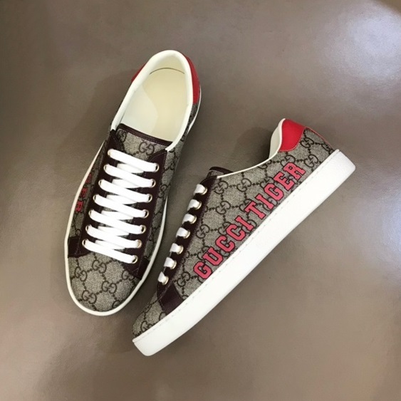 グッチユニセックスブラウンスニーカーu550