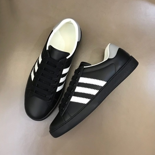 グッチユニセックスブラックスニーカーu557