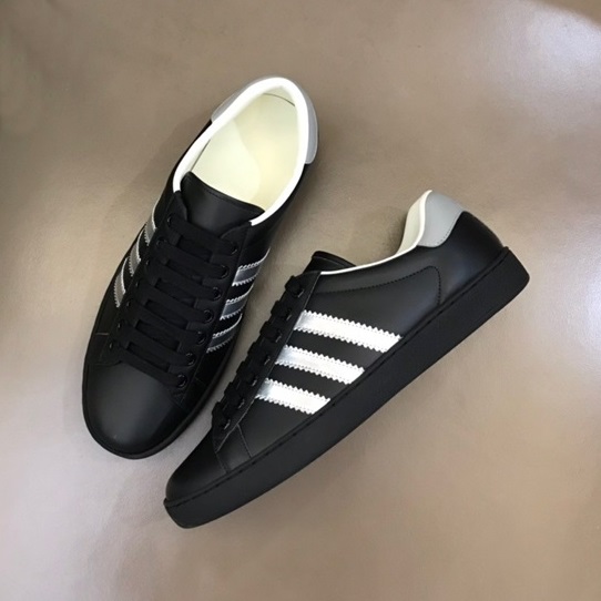 グッチユニセックスブラックスニーカーu562