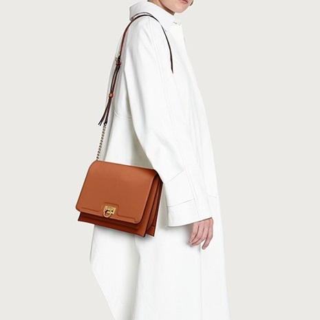 サルヴァトーレフェラガモレディーストリポリオフラップショルダーバッグf25