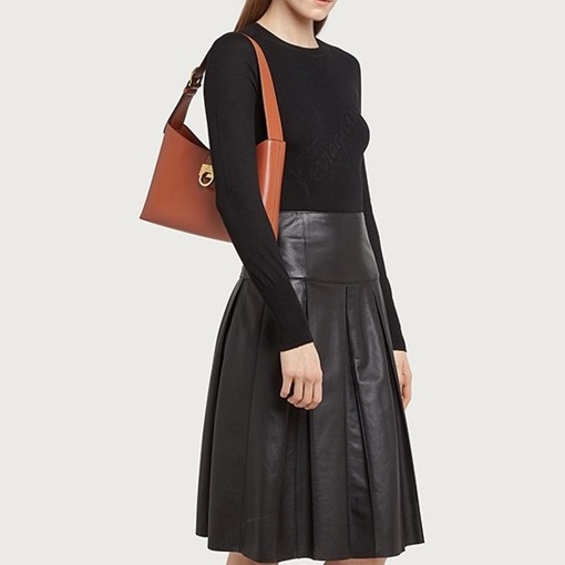 サルヴァトーレフェラガモレディースキャメルショルダーバッグf31