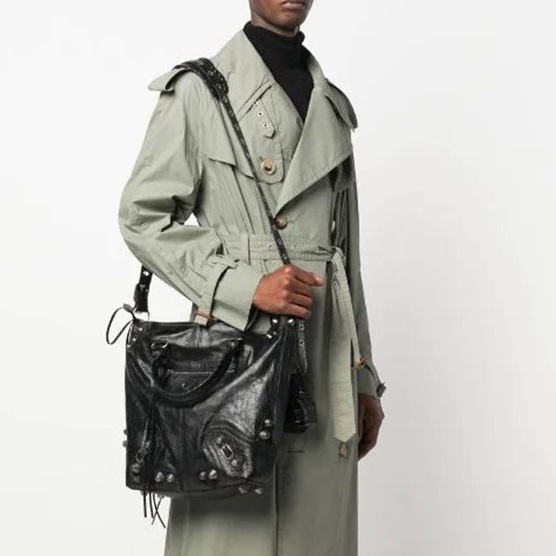 バレンシアガメンズブラッククロスバッグa390