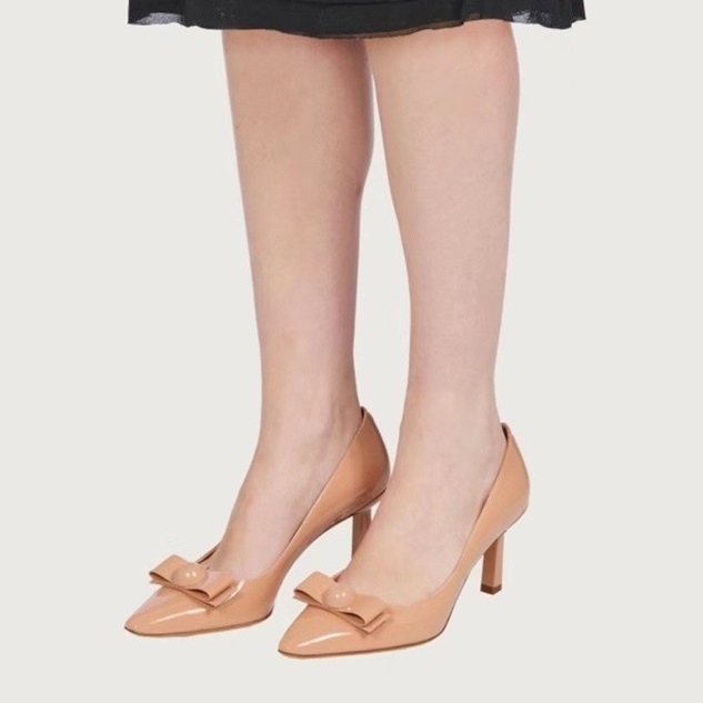 サルヴァトーレフェラガモレディースベージュドレスシューズf60