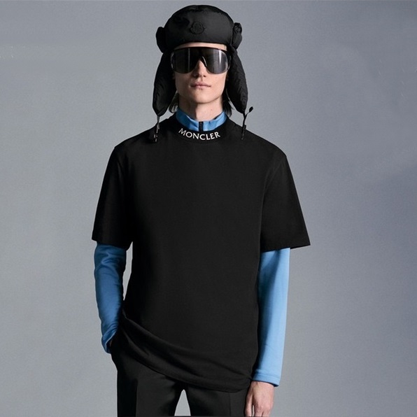 モンクレールメンズブラッククルーネック半袖Tシャツo137
