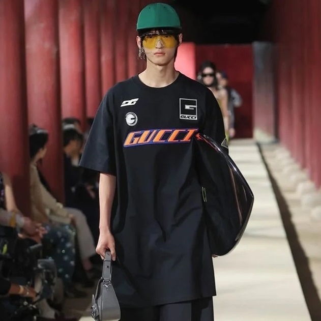 グッチユニセックスブラッククルーネック半袖Tシャツu801