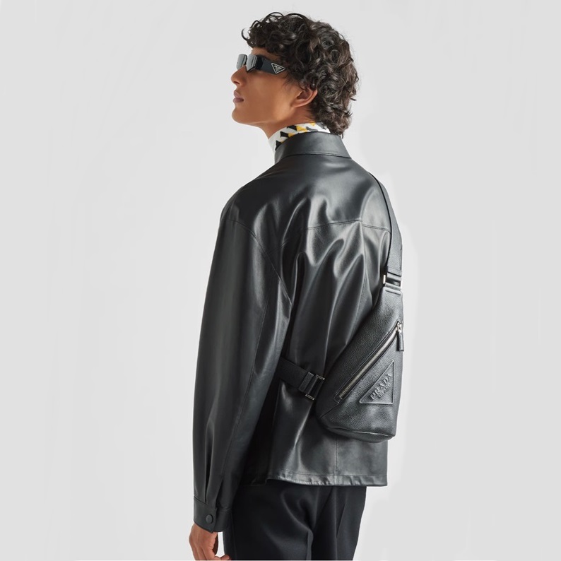 プラダメンズブラッククロスバッグr607