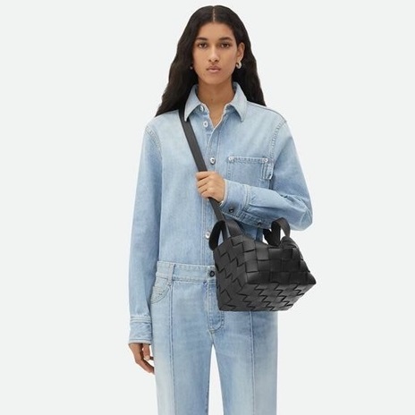 ボッテガヴェネタレディースブラッククロスバッグv113