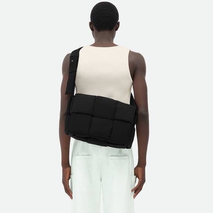 ボッテガヴェネタメンズブラッククロスバッグv233