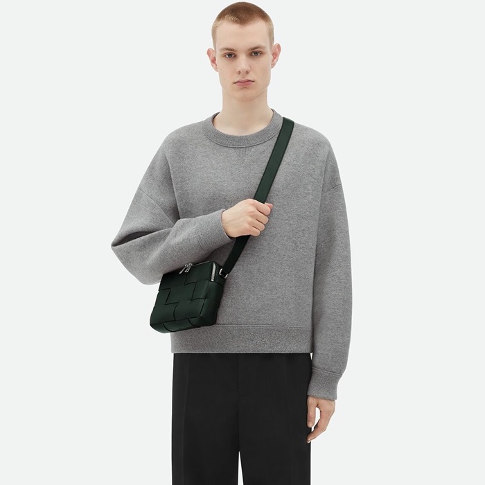 ボッテガヴェネタメンズグリーンカメラバッグv240